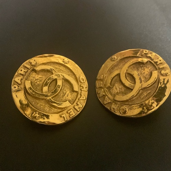 AUTHENTIC Vintage Hammered Button CHANEL CC Logo Circle #2853 Gold color Clip-On - Picture 3 of 13